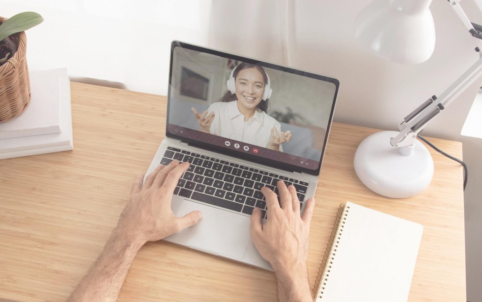 Espacio de trabajo moderno con herramientas financieras digitales
